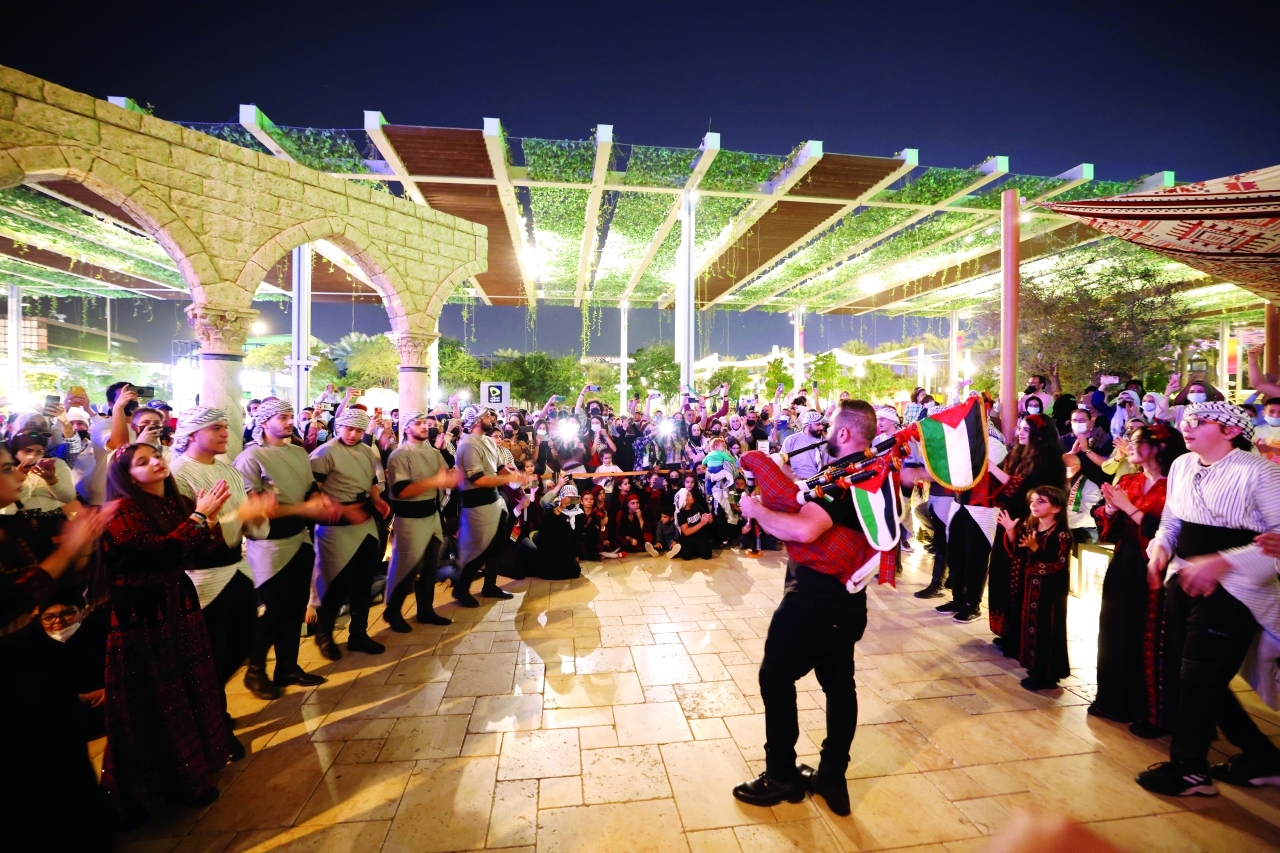«ظريف الطول» و«جفرا» ضيفا شرف الدبكة الفلسطينية