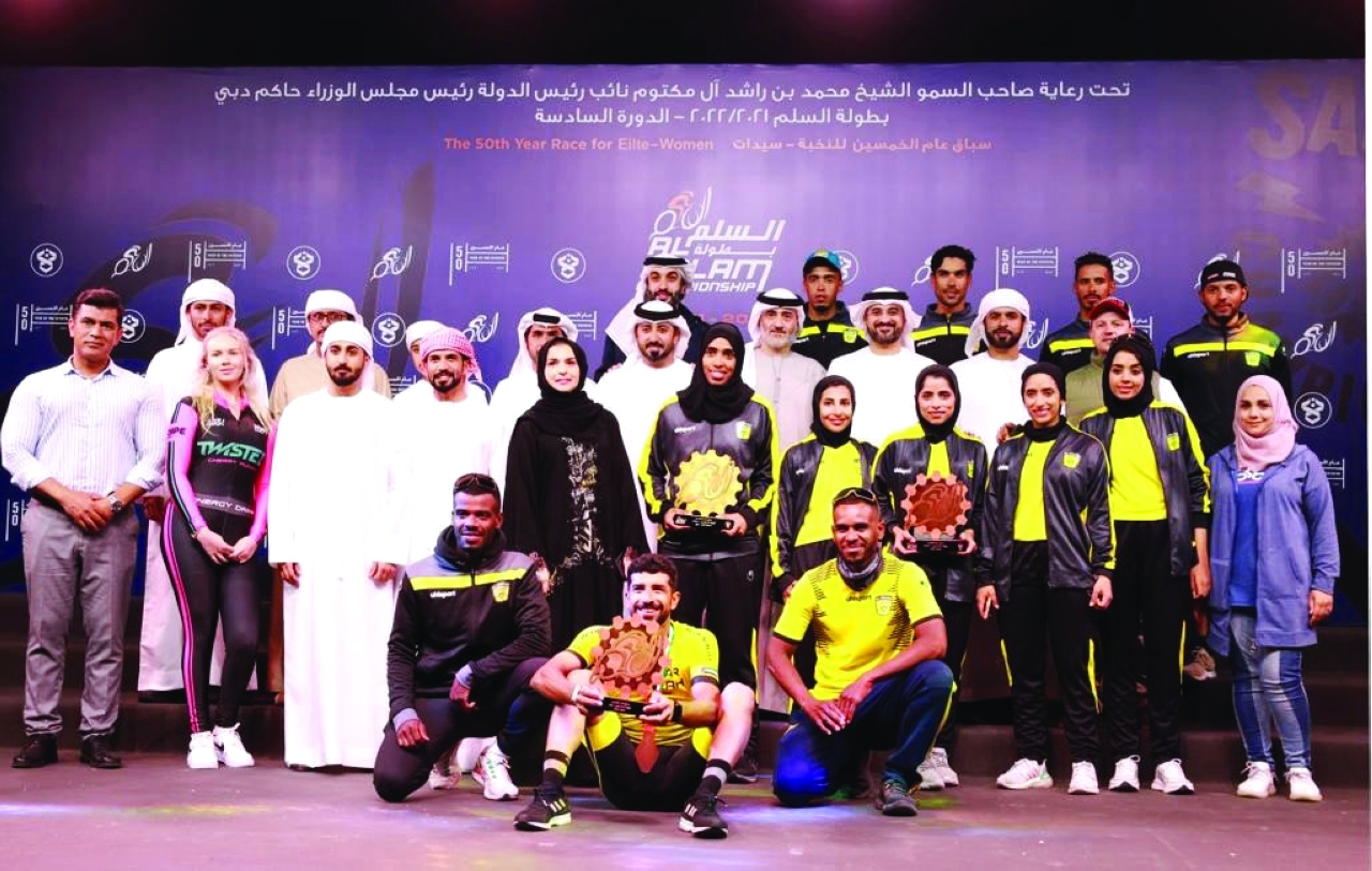 "أسامة الشعفار يتوسط الفريق خلال الاحتفالية | البيان"