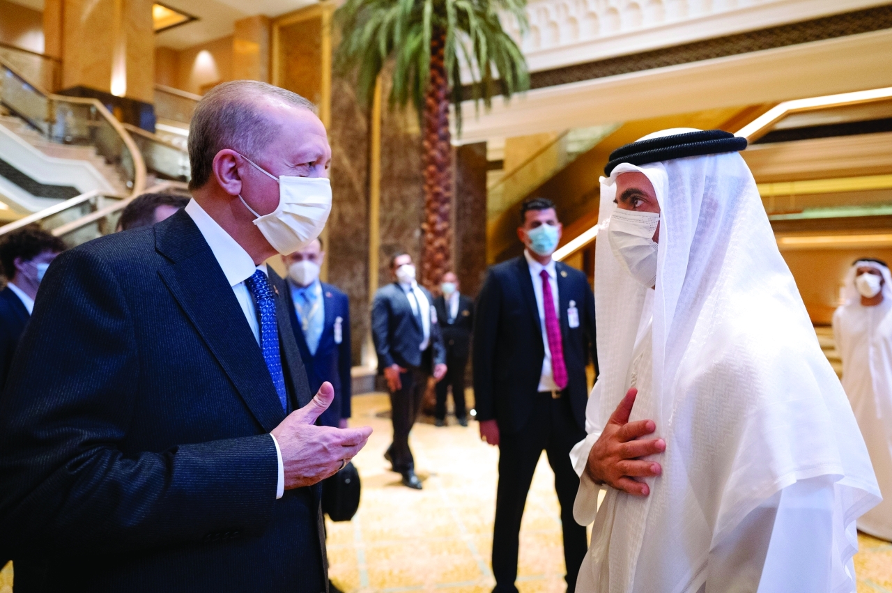 "حامد بن زايد خلال حوار مع الرئيس التركي على هامش الملتقى"