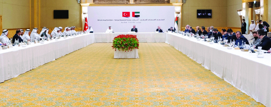 "رجب طيب أردوغان وحامد بن زايد ووفدا البلدين خلال الملتقى في أبوظبي | تصوير: محمد الحمادي"