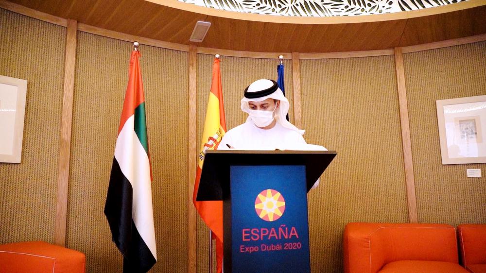 الفلاسي يزور جناح إسبانيا