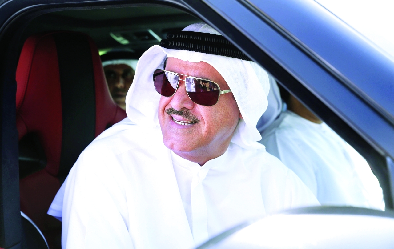 "سلطان بن حمدان خلال متابعته الفعالية | تصوير: غلام كاركر"