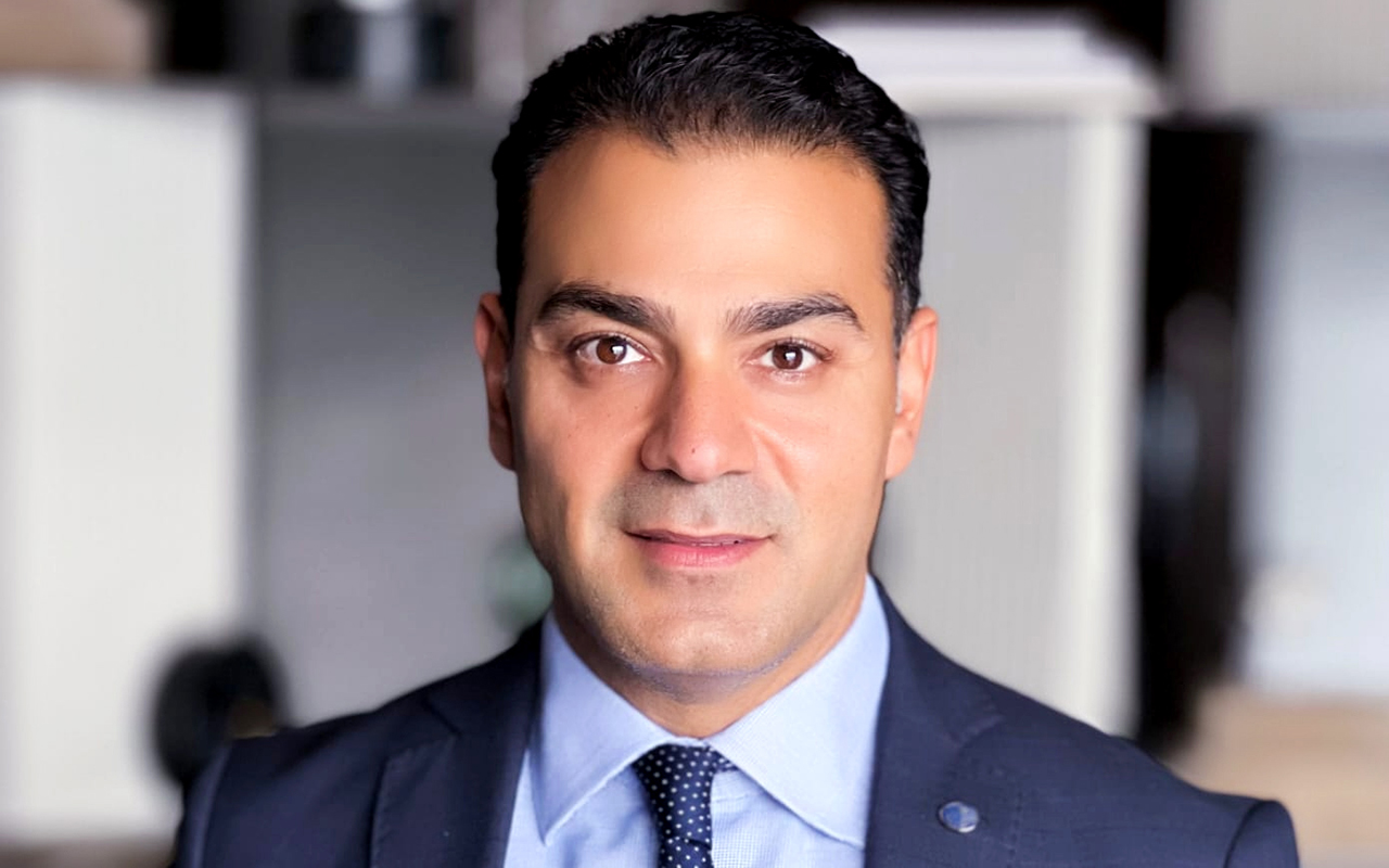 "أيمن عاشور"