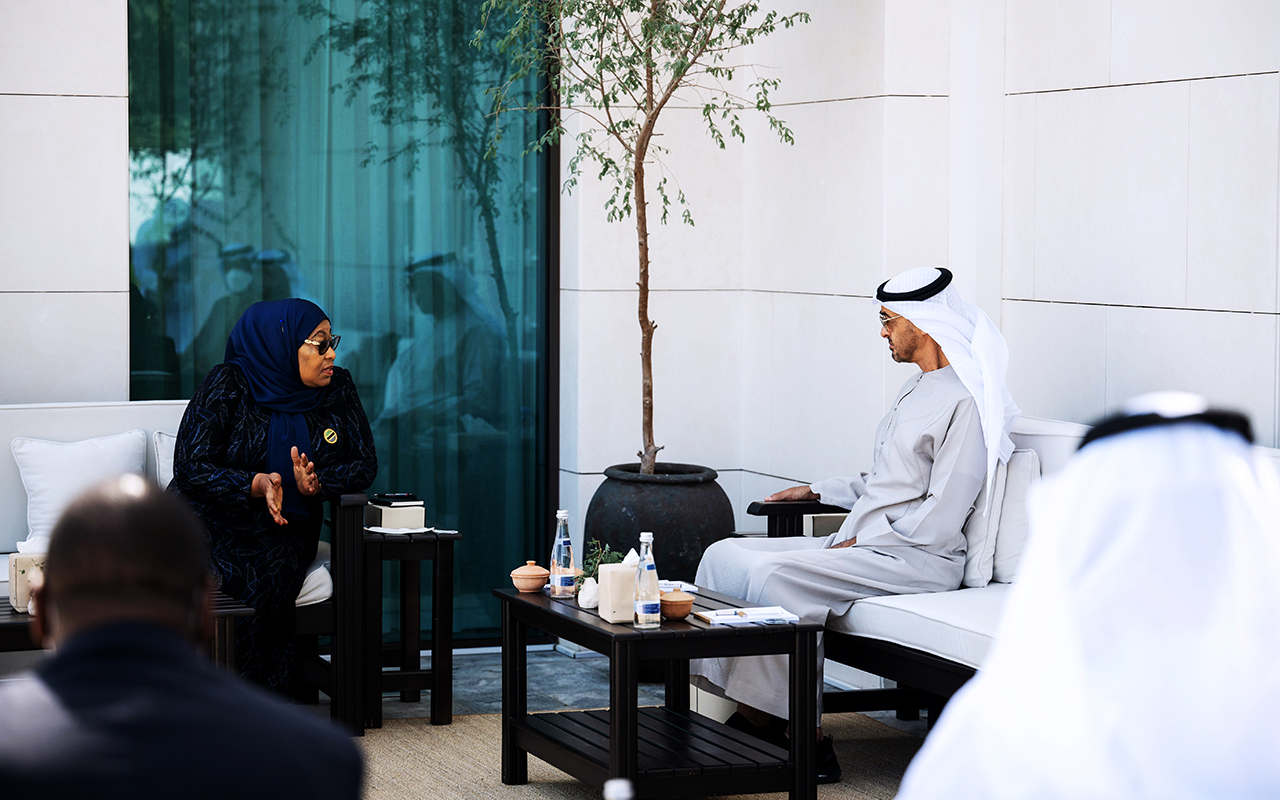 "محمد بن زايد وسامية صولوهو حسن خلال اللقاء | تصوير: راشد المنصوري"