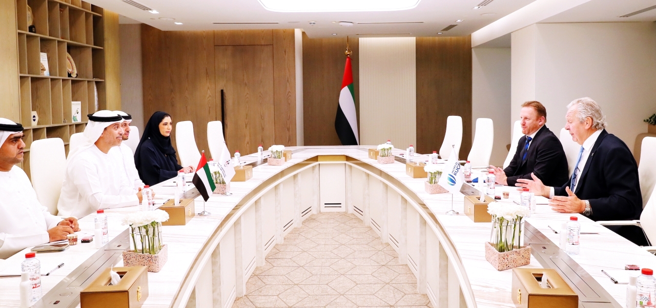 "أحمد الفلاسي خلال اللقاء مع بيل بيمونت والوفد المرافق بحضور مسؤولين | البيان"