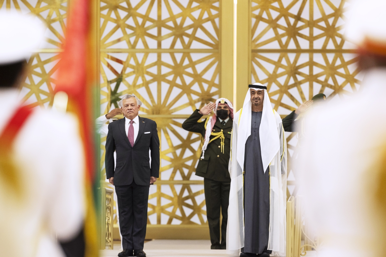 "سموه وضيف البلاد خلال عزف السلام الوطني"