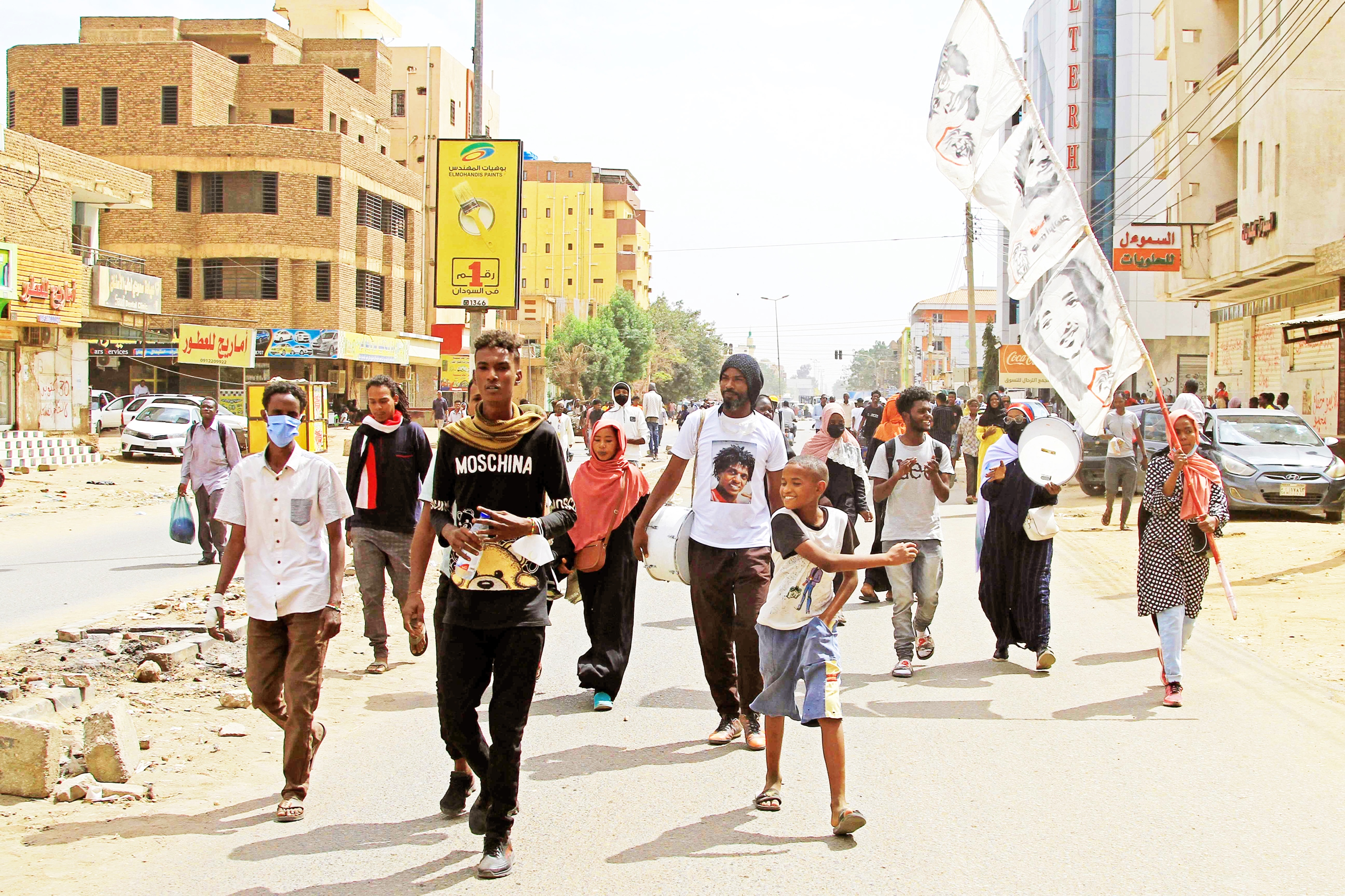 "سودانيون يطالبون بالحكم المدني خلال تظاهرة في الخرطوم| أ.ف.ب"