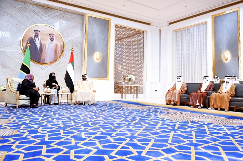 محمد بن راشد يستقبل رئيسة تنزانيا ويزور جناحي بوليفيا وكوبا في إكسبو