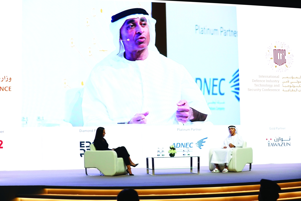 "يوسف العتيبة متحدثاً في المؤتمر"