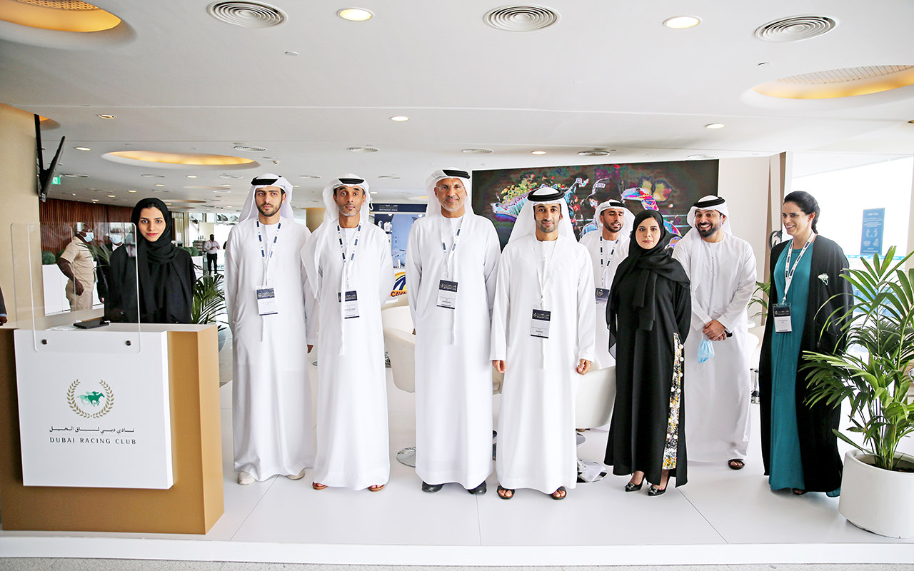 "راشد بن دلموك خلال الملتقى بحضور محمد العظب وخليفة بن عبود ويوسف الملا وحمد الشامسي | تصوير: إبراهيم صادق"