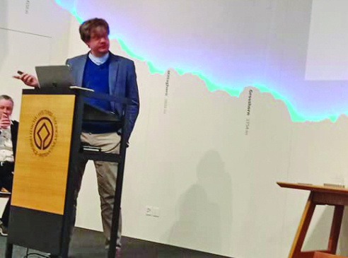 "» د. جان مارك ليخي أثناء العرض التقديمي"