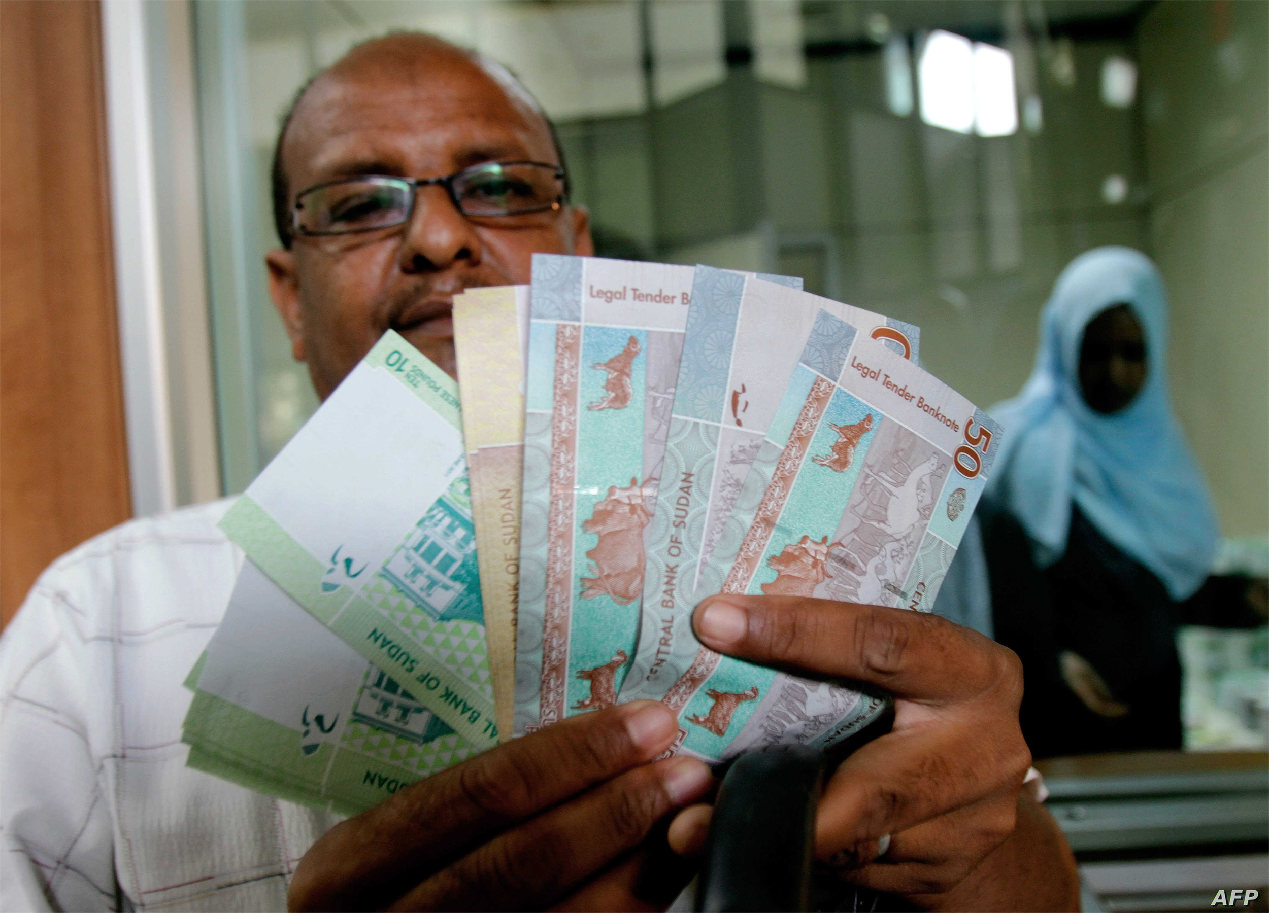 السودان يقرر توحيد سعر صرف العملة