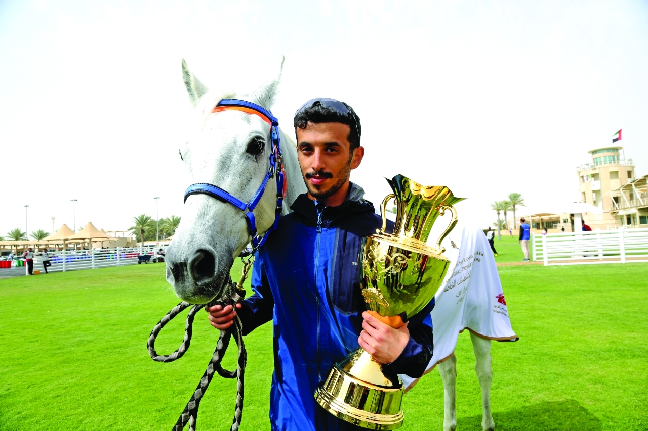 "البطل عبد الله العامري محتفلاً باللقب | تصوير - غلام كاركر"