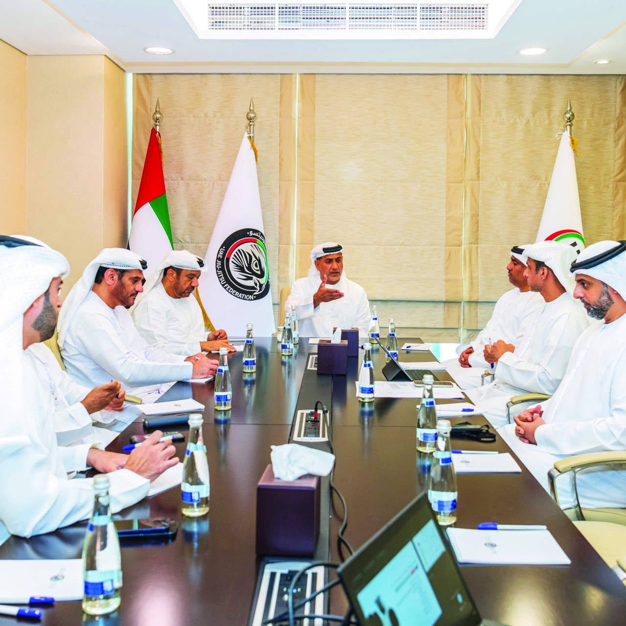 "عبد المنعم الهاشمي خلال ترؤسه الاجتماع | البيان"