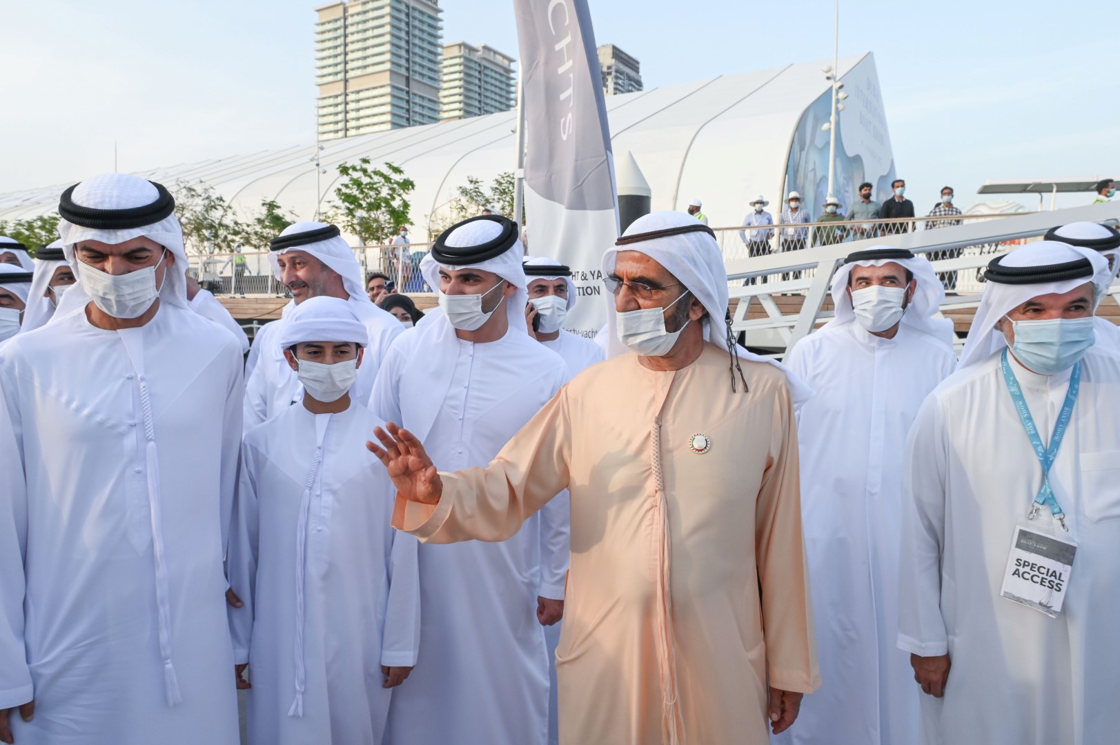"محمد بن راشد خلال زيارته معرض دبي العالمي للقوارب بحضور منصور بن محمد ومسؤولين | تصوير: محمد هشام"