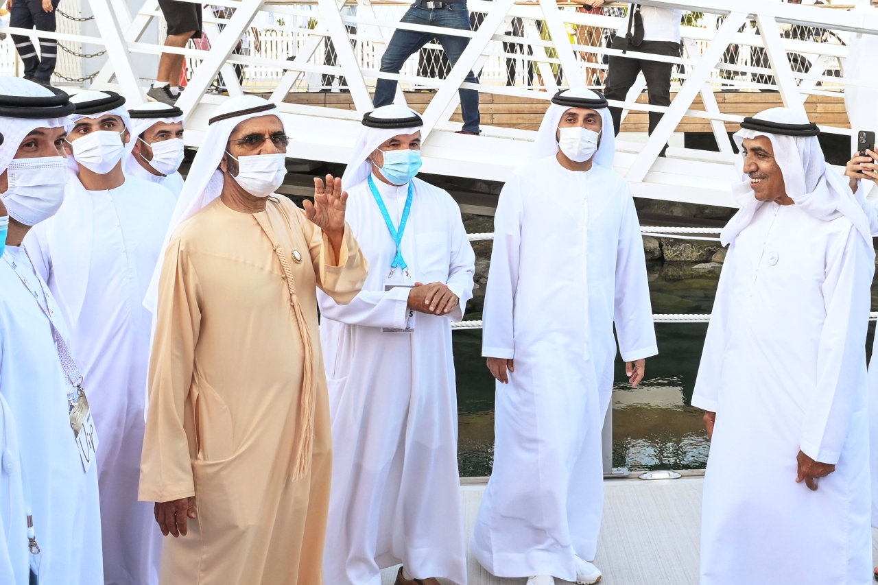 "محمد بن راشد خلال الجولة بحضور منصور بن محمد وهلال المري وخليفة سليمان وسعيد حارب ومسؤولين | تصوير: محمد هشام"