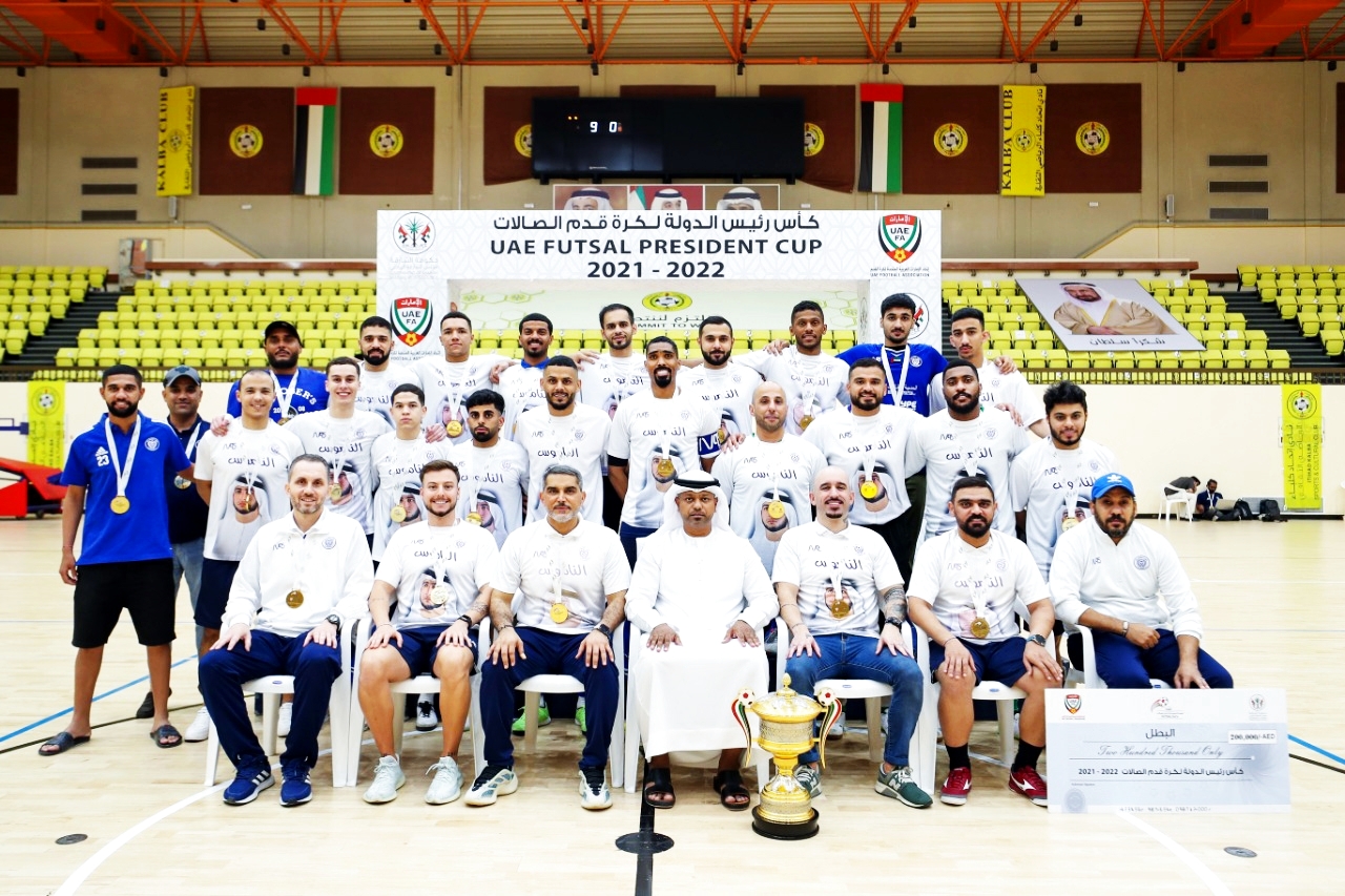 "منصور بوسمرة يتوسط فريق النصر بعد التتويج | البيان"