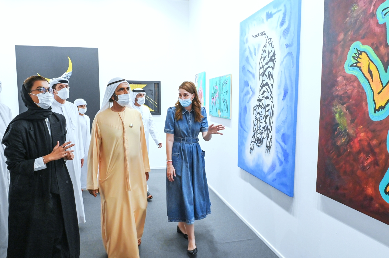 "محمد بن راشد مستمعاً إلى شرح عن الأعمال المشاركة"