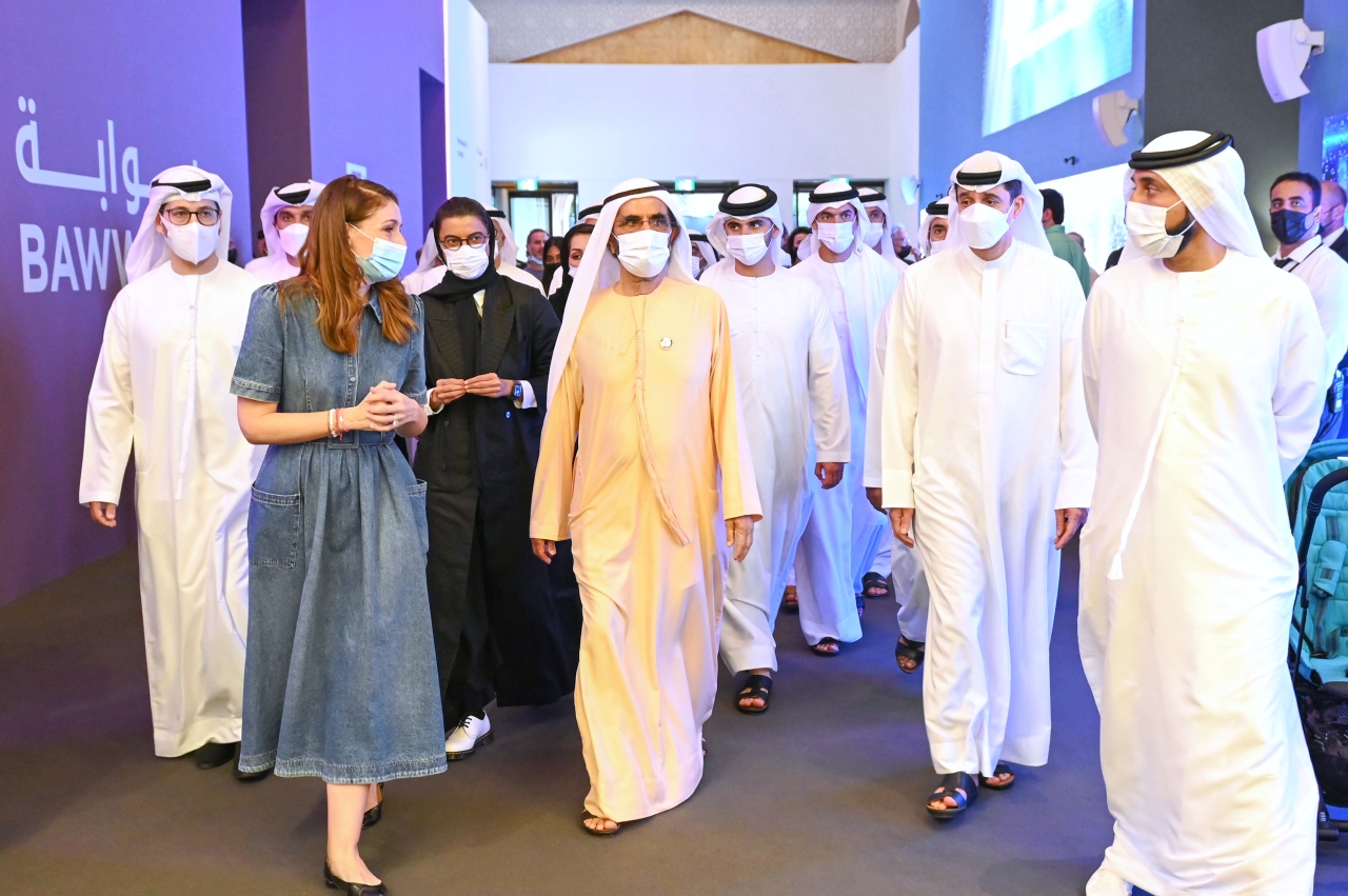 "محمد بن راشد خلال جولته في المعرض يرافقه منصور بن محمد ونورة الكعبي وخليفة سليمان | تصوير: سيف محمد"