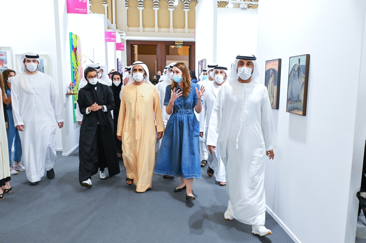 "محمد بن راشد يتفقد المعرض بحضور نورة الكعبي وخليفة سليمان ومسؤولين"