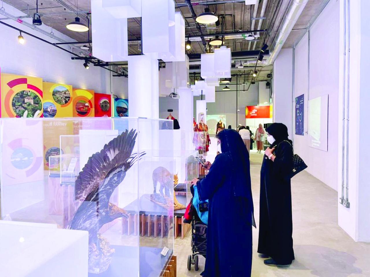 "زوار داخل جناح مقدونيا الشمالية في «إكسبو». | البيان"