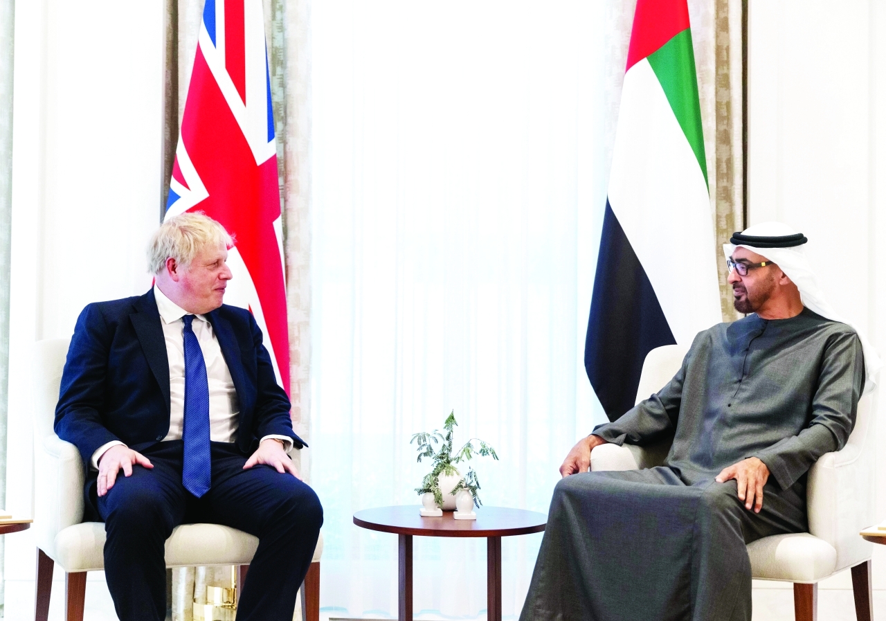 "محمد بن زايد وبوريس جونسون خلال اللقاء"