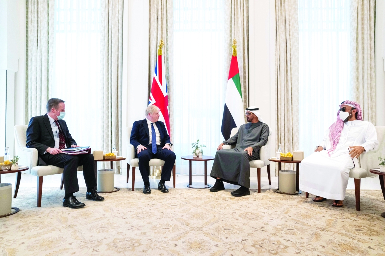 "محمد بن زايد خلال استقباله بوريس جونسون بحضور طحنون بن زايد | تصوير: محمد الحمادي وراشد المنصوري"