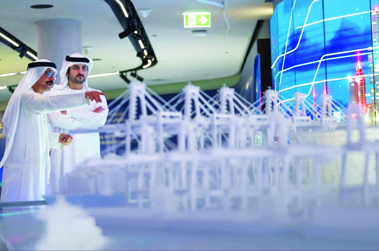 "مكتوم بن محمد يستمع من سلطان بن سليم إلى شرح حول جناح «دي بي ورلد»   |  البيان"