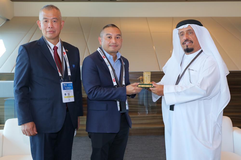 "ضاحي خلفان يستقبل رئيس الإنتربول في تايلاند والوفد المرافق له (2)"