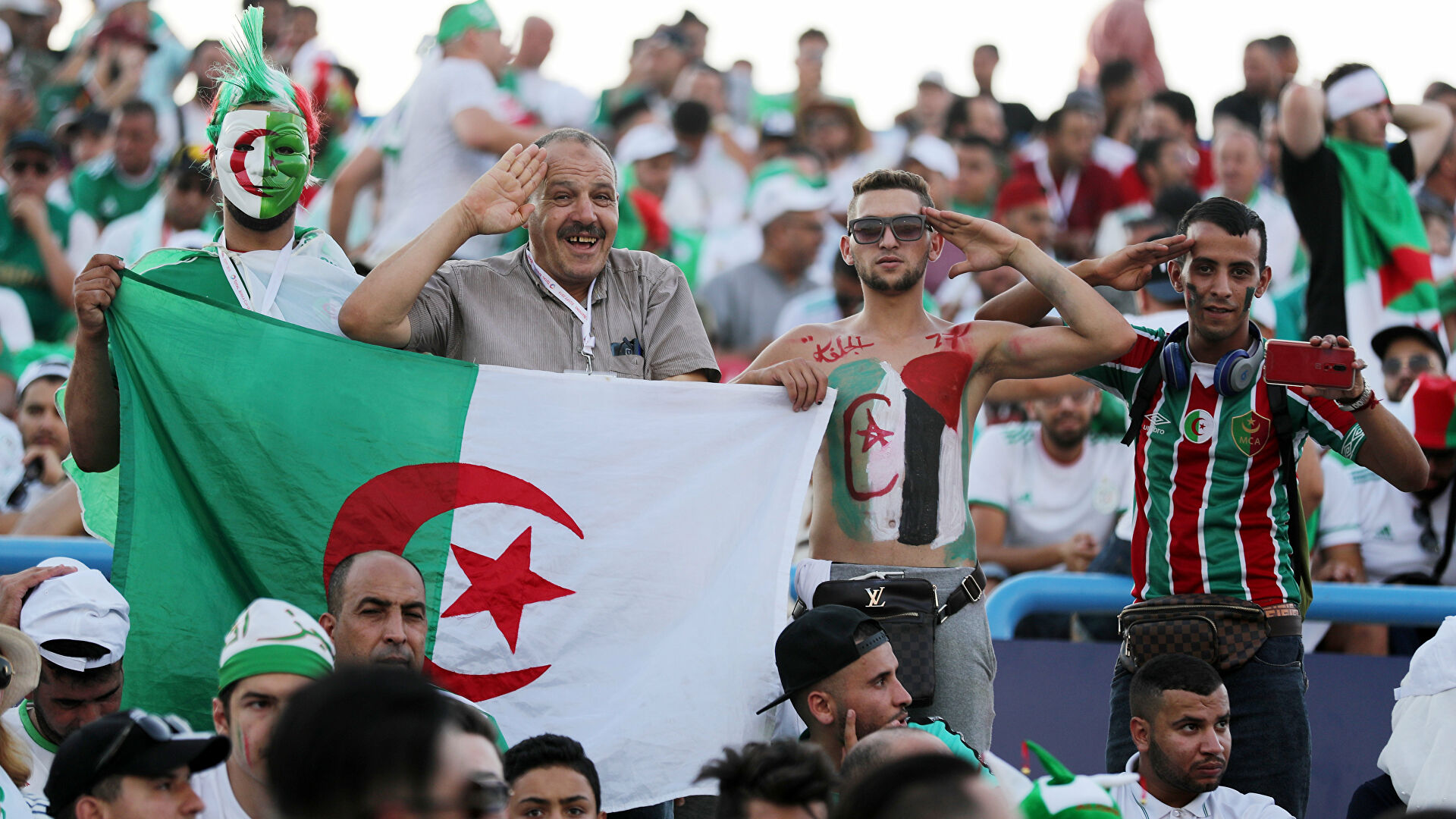 بأوامر رئاسية.. 12 طائرة تنقل 1700 جزائري لدعم محاربي الصحراء أمام الكاميرون