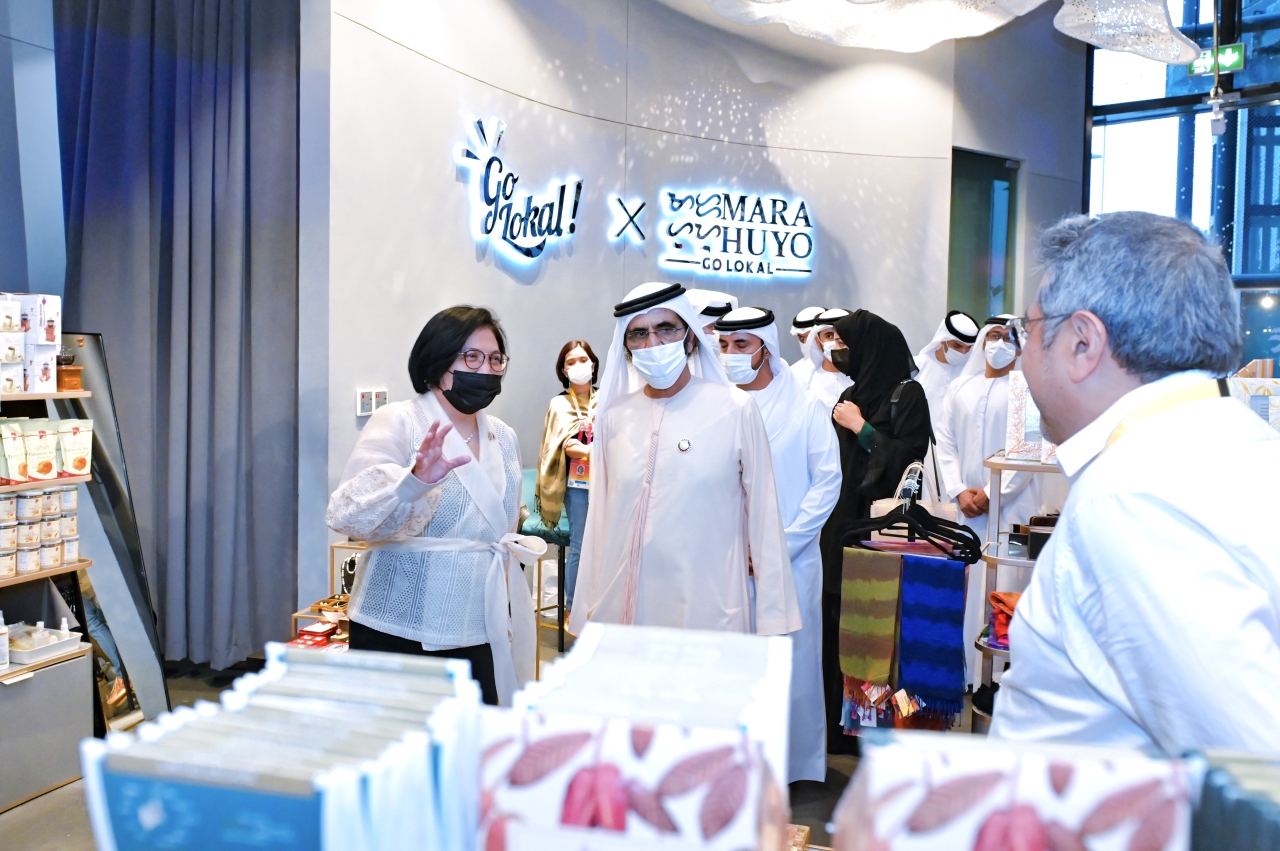 "وسموه يستمع إلى شرح عن الجناح"