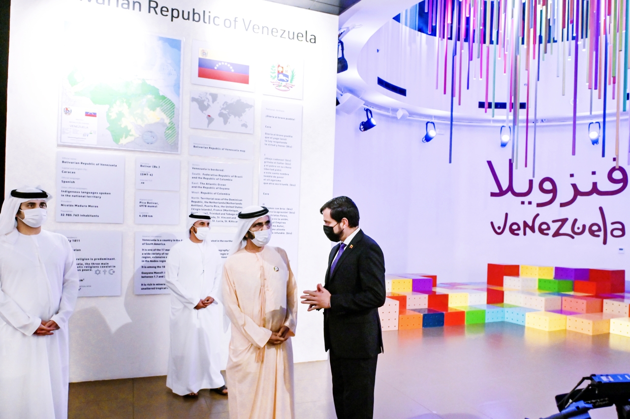 "محمد بن راشد ومكتوم بن محمد خلال زيارة جناح فنزويلا"