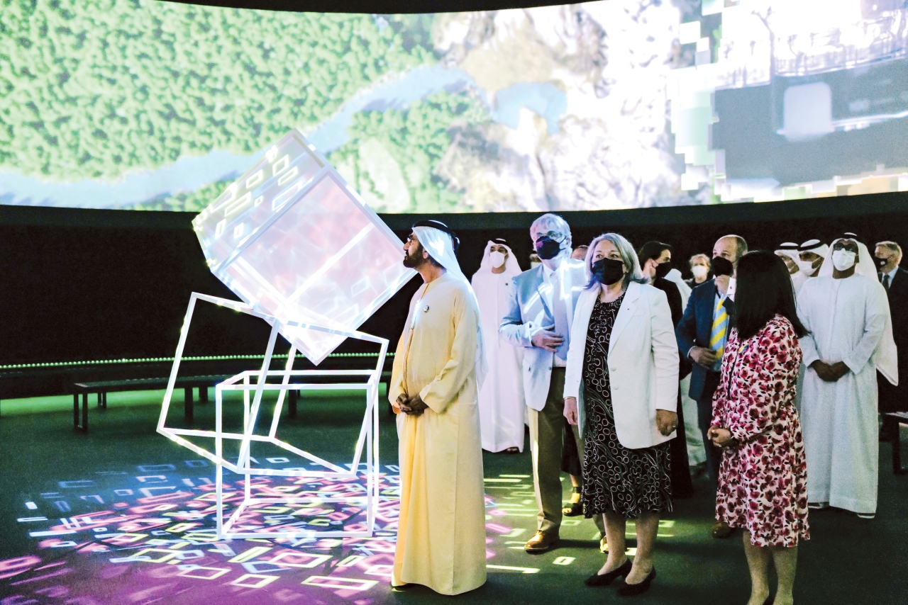 "محمد بن راشد وماري سيمون خلال الجولة"