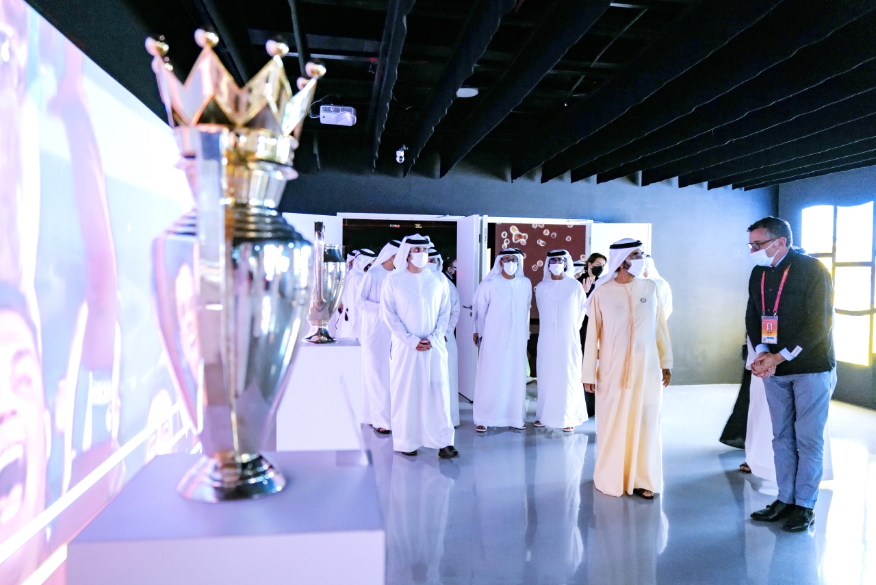 "محمد بن راشد ومكتوم بن محمد خلال الجولة بحضور مريم المهيري"