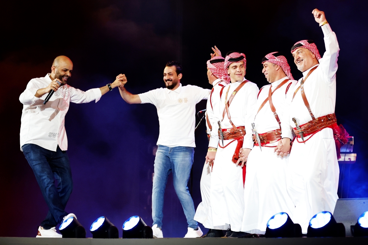أبو تايه ينثر الفرح على الزوار