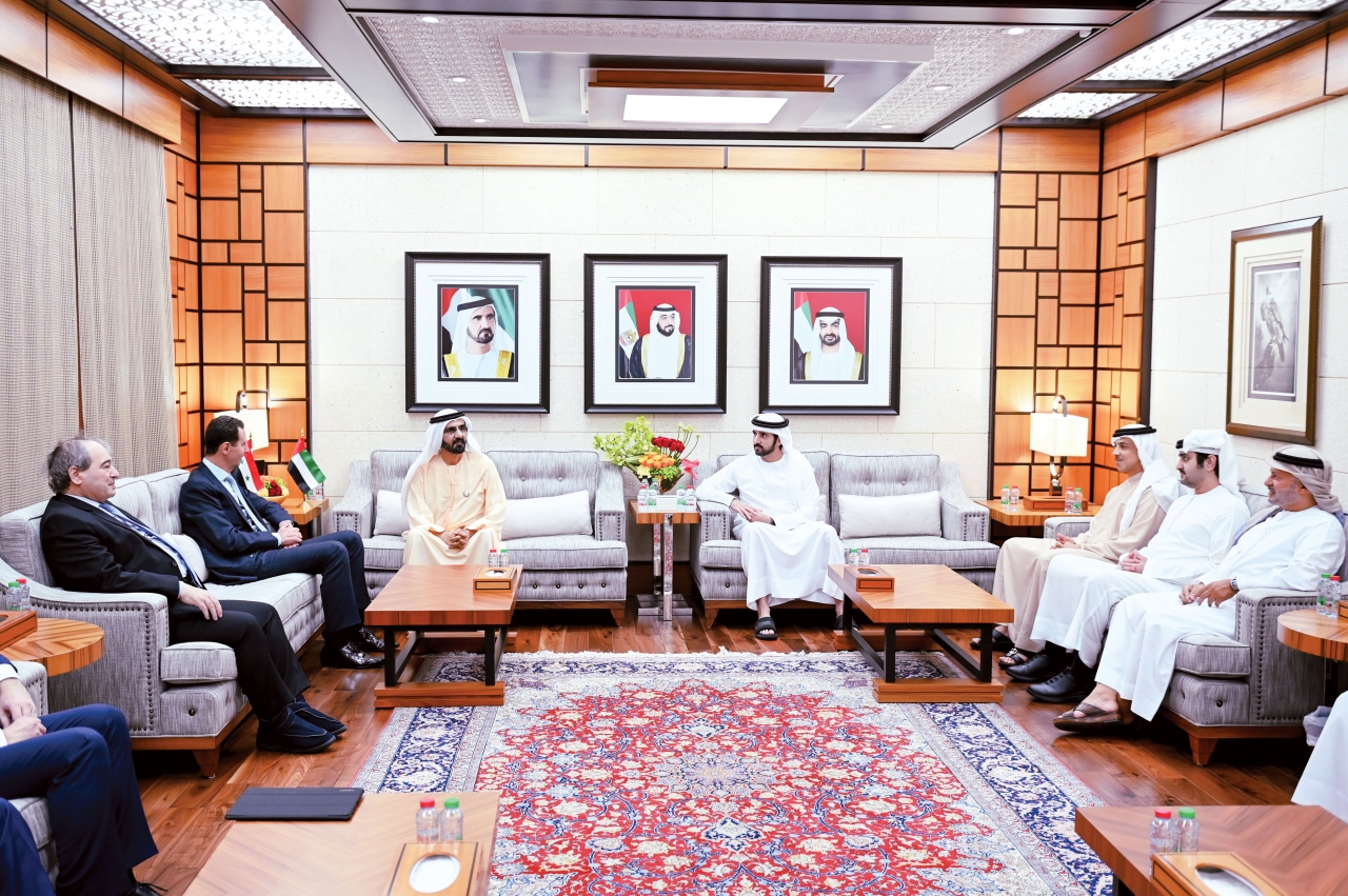 "محمد بن راشد وبشار الأسد خلال المباحثات بحضور حمدان ومكتوم بن محمد ومنصور بن زايد وأنور قرقاش وفيصل مقداد"