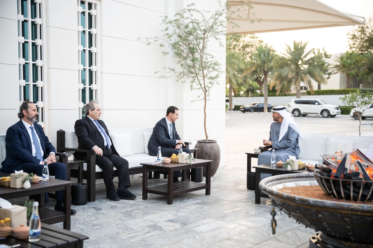 "محمد بن زايد وبشار الأسد خلال المباحثات بحضور فيصل مقداد ومنصور عزام"