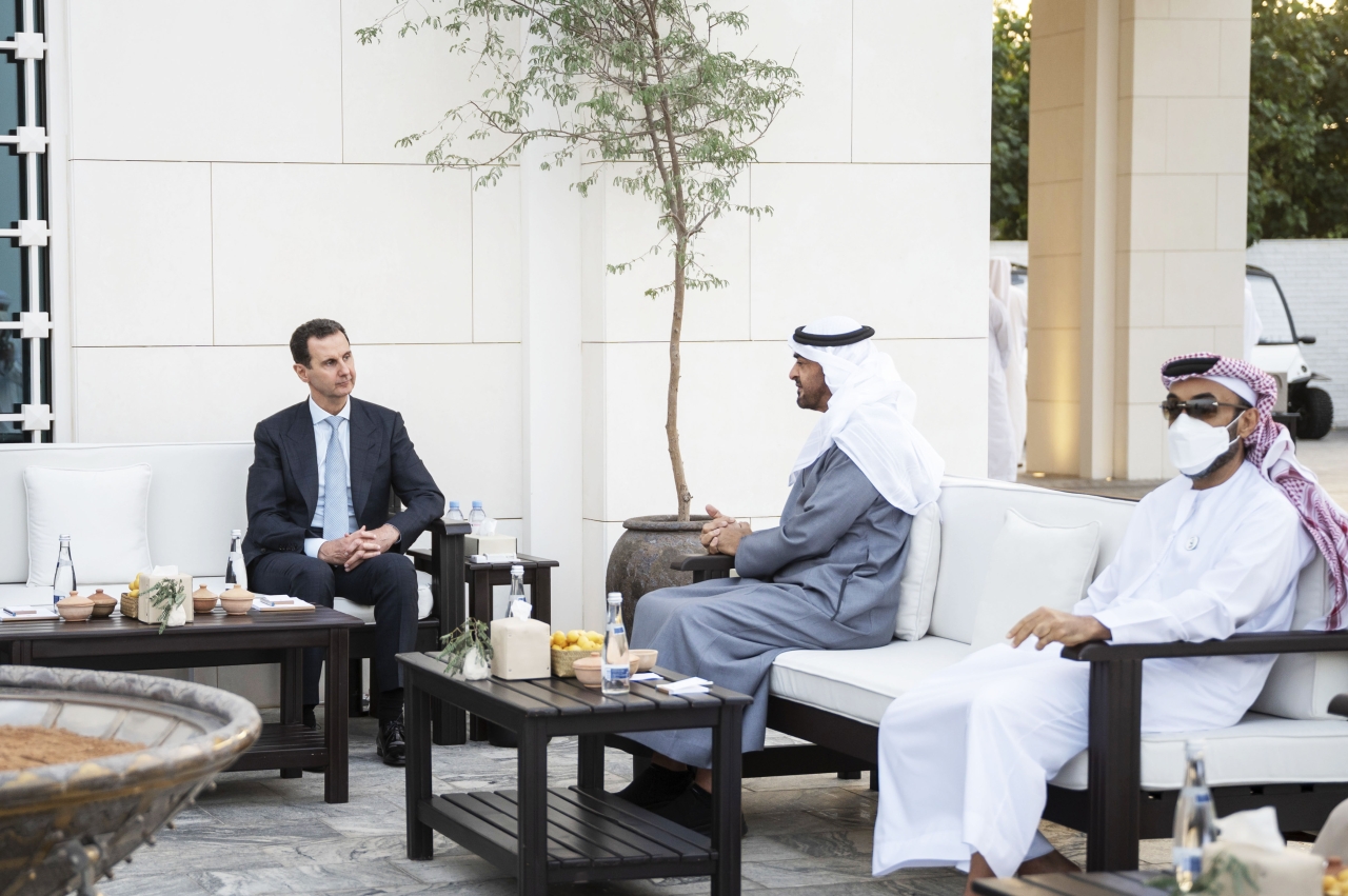 "محمد بن زايد وبشار الأسد خلال المباحثات بحضور طحنون بن زايد"