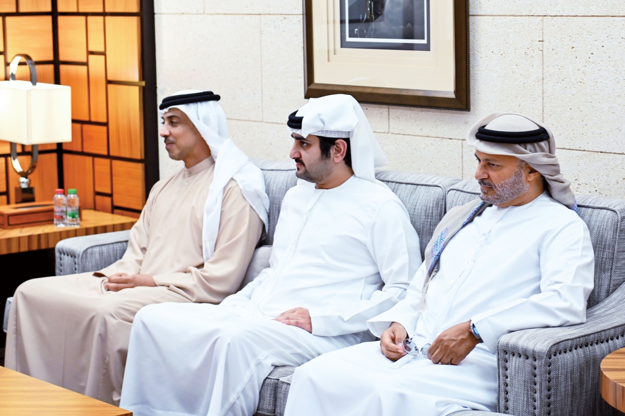 "مكتوم بن محمد ومنصور بن زايد وأنور قرقاش"