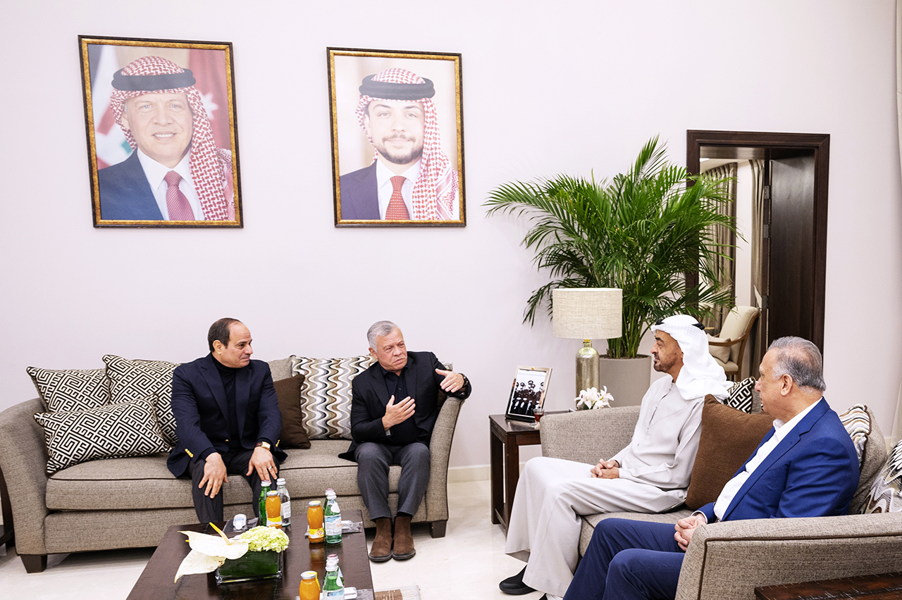 "محمد بن زايد وعبد الله الثاني والسيسي والكاظمي خلال اللقاء"