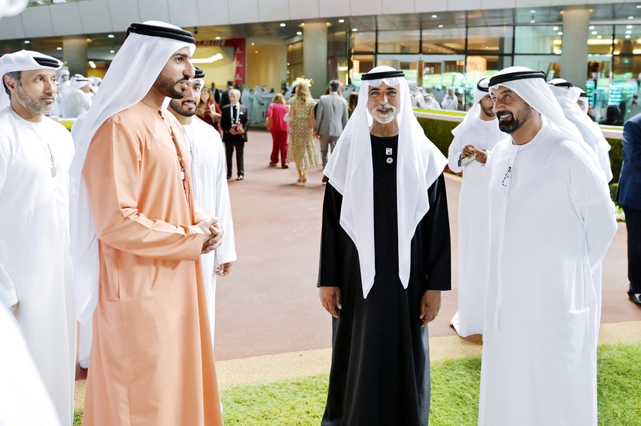 "أحمد بن سعيد وراشد النعيمي ونهيان بن مبارك خلال السباق | تصوير: محمد هشام"