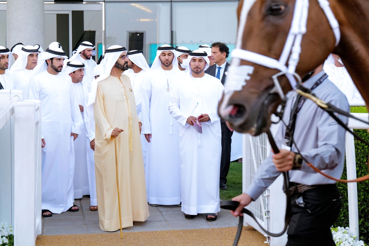 "محمد بن راشد خلال متابعته الحدث بحضور حمدان بن محمد وسعيد بن مكتوم ومحمد الشيباني وسلطان السبوسي | تصوير: خليفة عيسى"