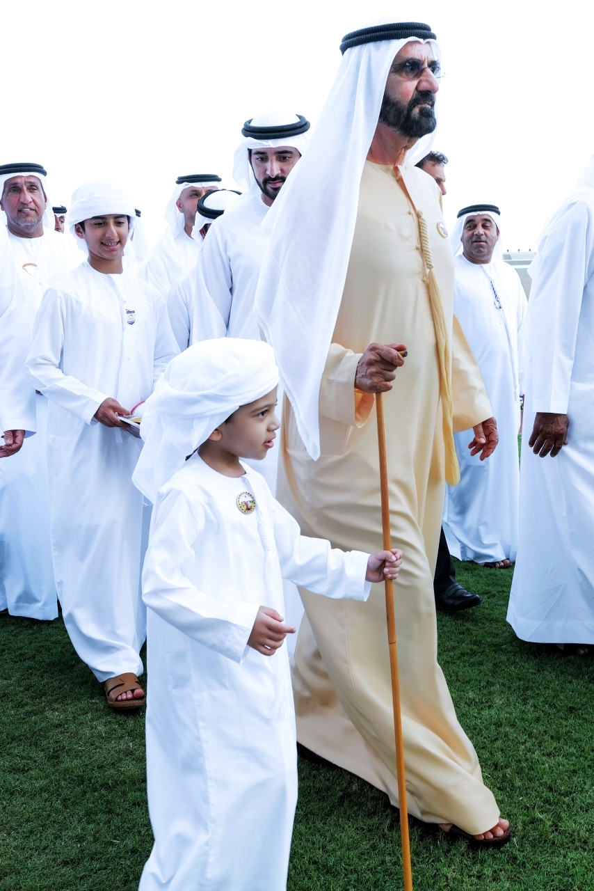"محمد بن راشد خلال متابعته السباق بمضمار ميدان بحضور حمدان بن محمد | البيان"