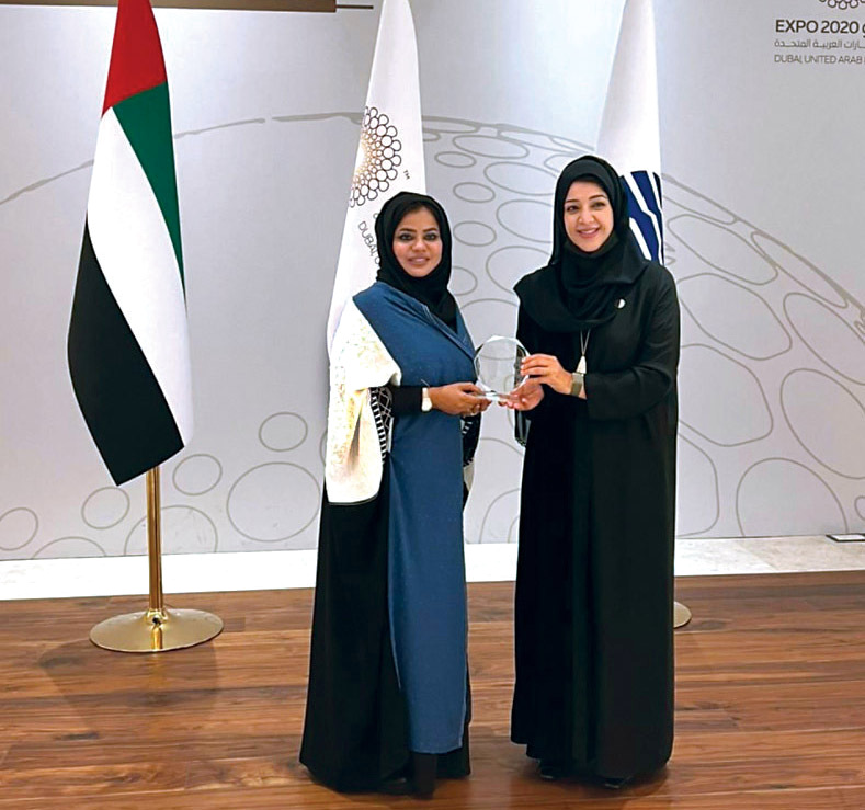 "» ريم الهاشمي تكرم منى بوسمرة | البيان"