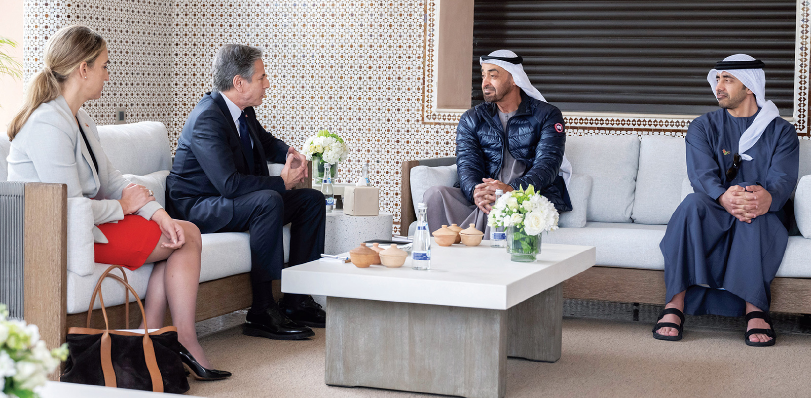 "محمد بن زايد خلال استقباله أنتوني بلينكن بحضور عبدالله بن زايد | تصوير: حمد الكعبي"