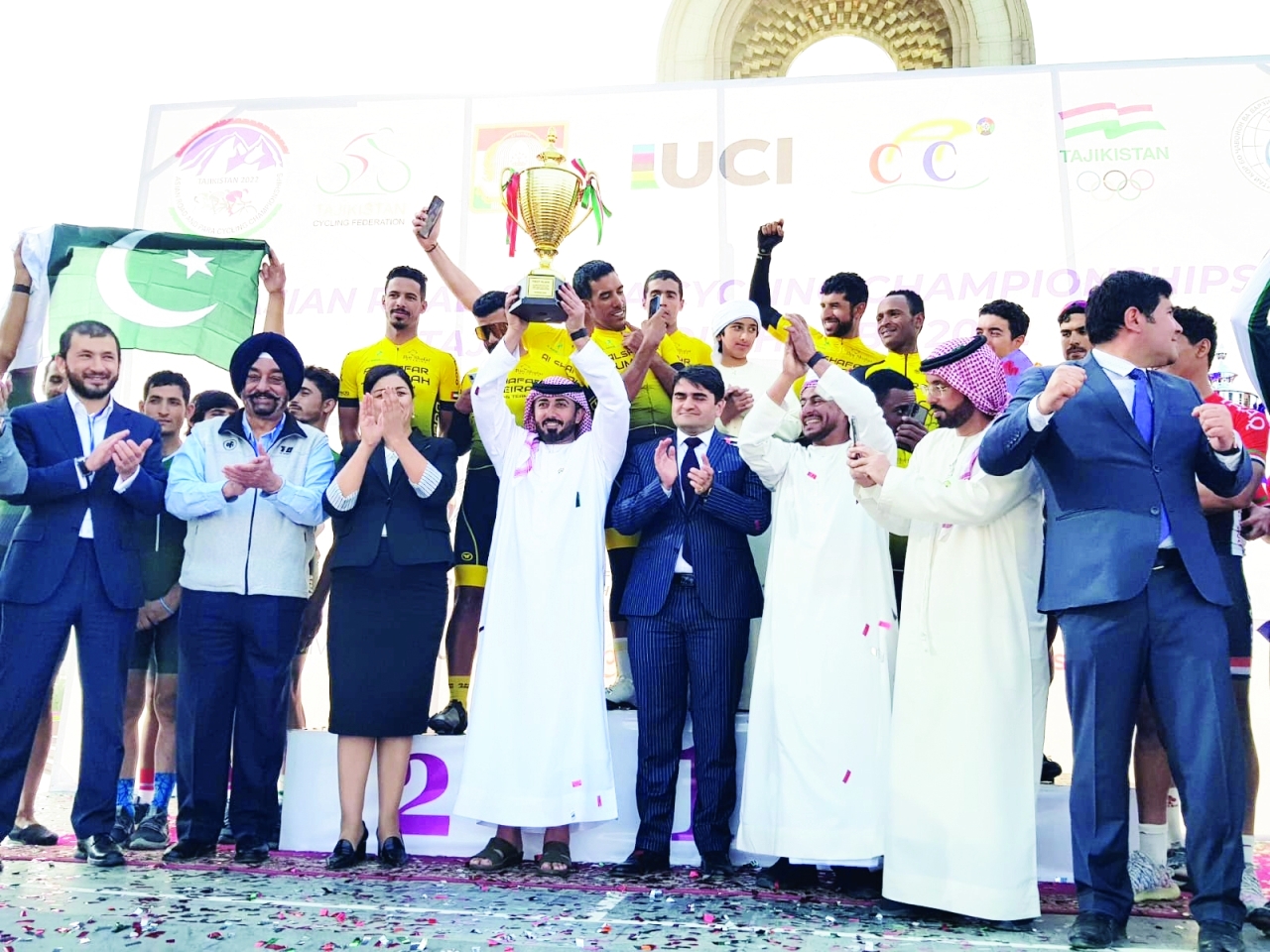 "أسامة الشعفار يرفع كأس بطولة الهواة | البيان"