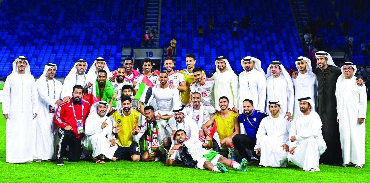 "راشد بن حميد وأعضاء الاتحاد واللاعبون يحتفلون بالتأهل | تصوير : سالم خميس"