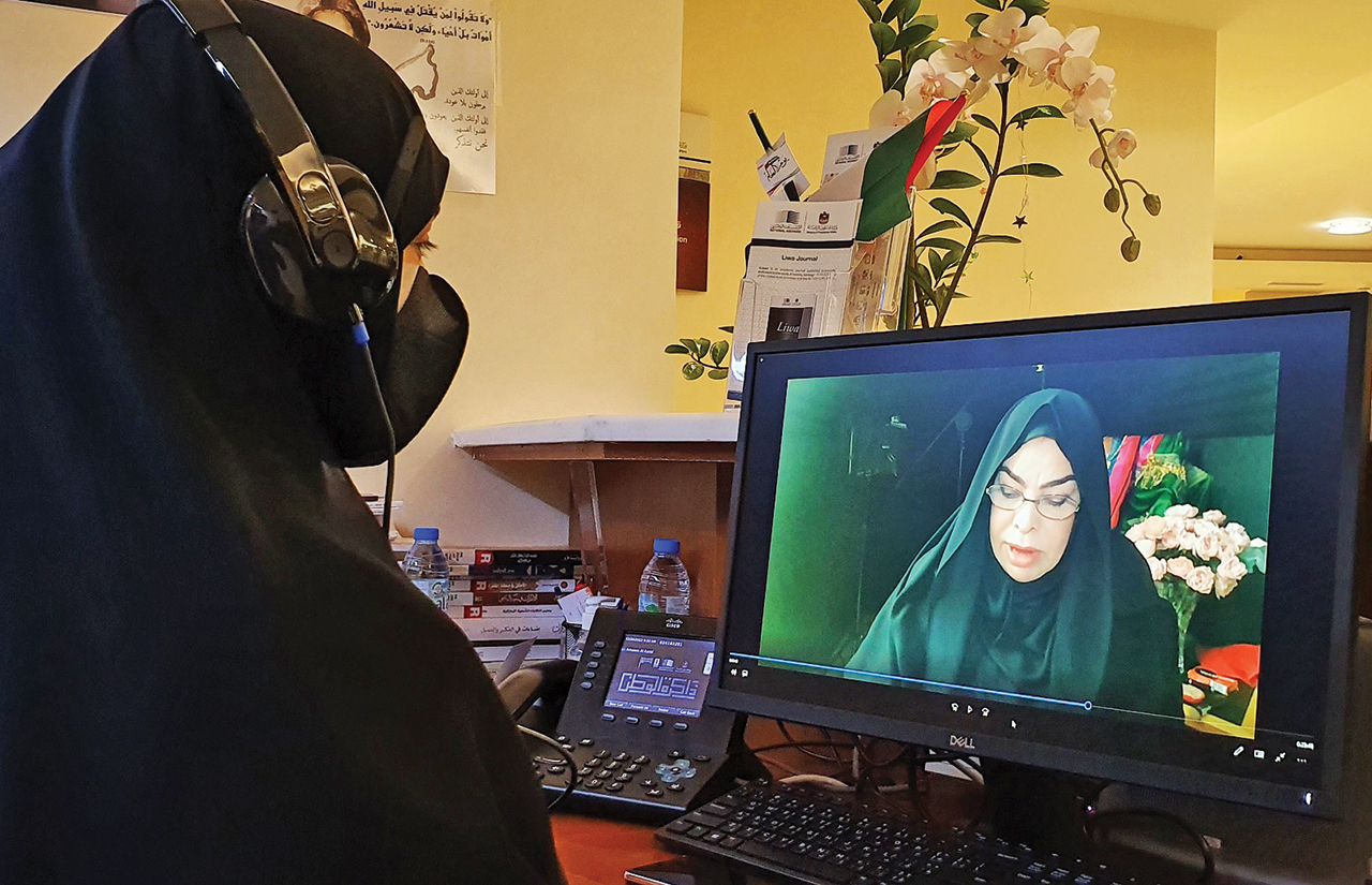 "السيدة صافية القبيسي تتحدث في الندوة"