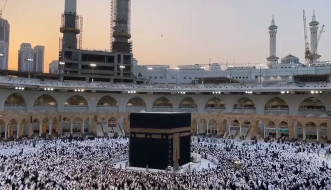 أجواء روحانية..لحظة إفطار الصائمين في المسجد الحرام