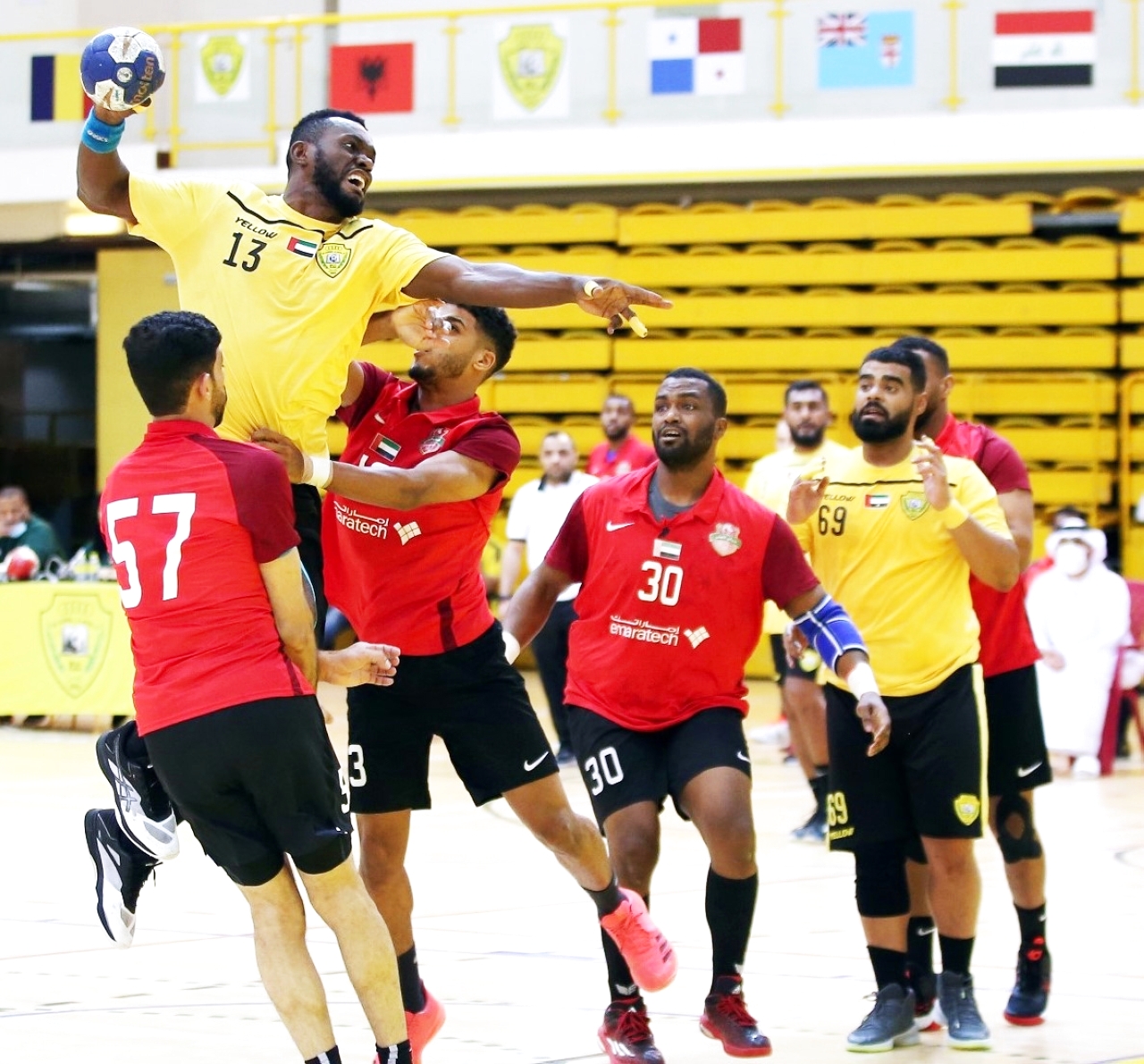 "من مباراة سابقة بين شباب الأهلي والوصل | البيان"